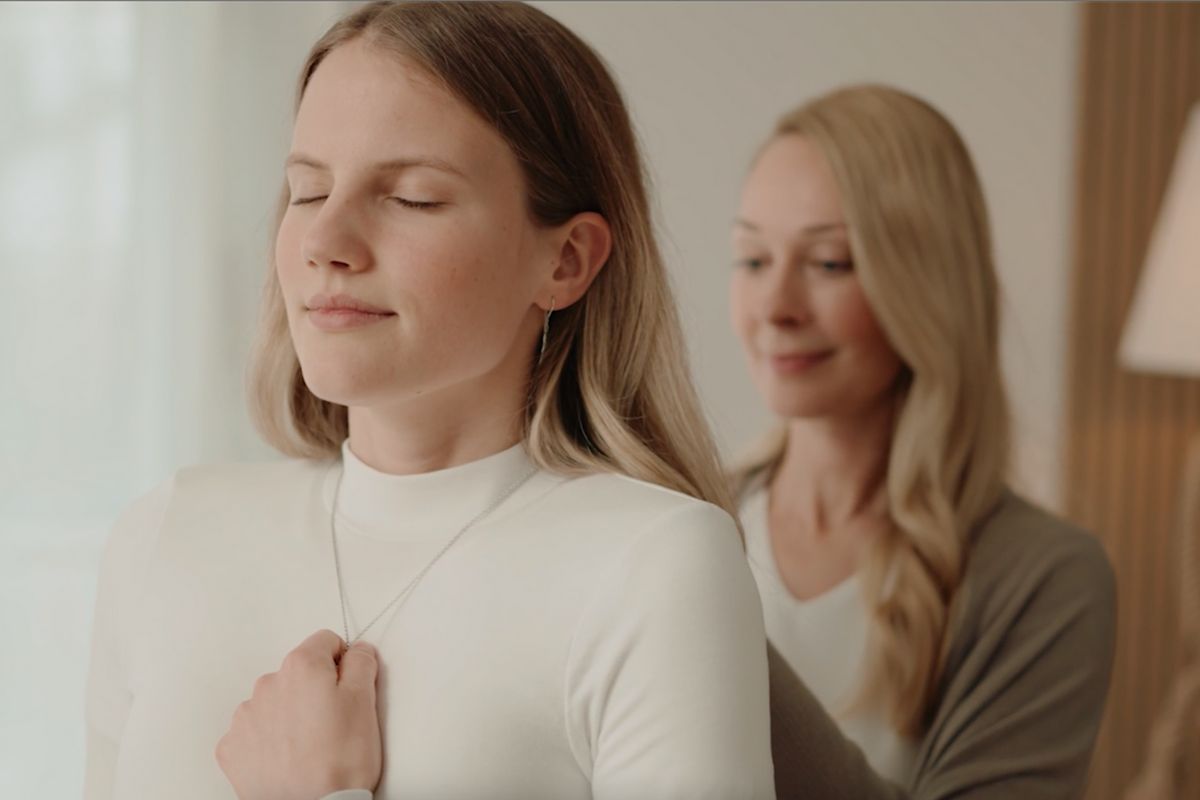 Mitarbeiter von Dräxlmaier in der Produktionshalle