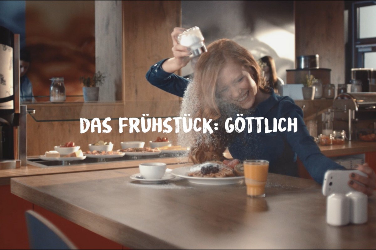 Männermodel trägt Schal von Zara