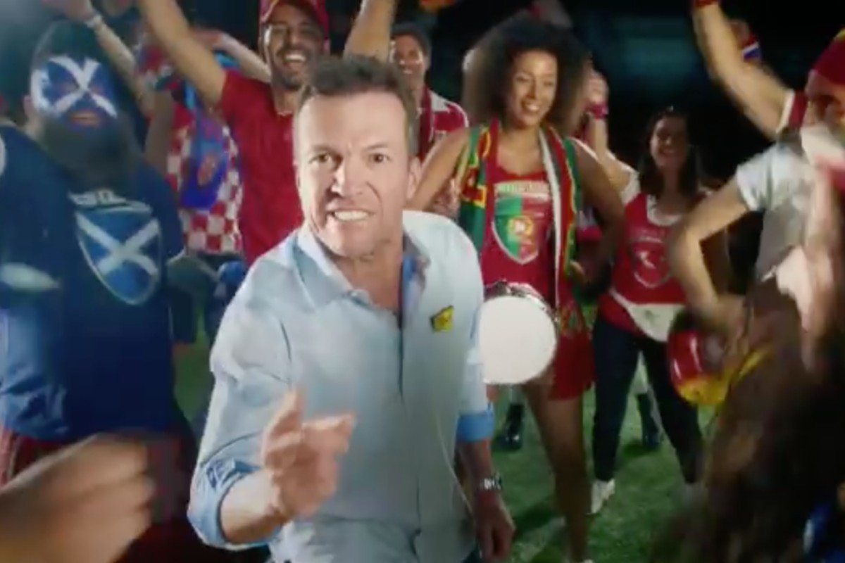 Männermodel trägt Schal von Zara