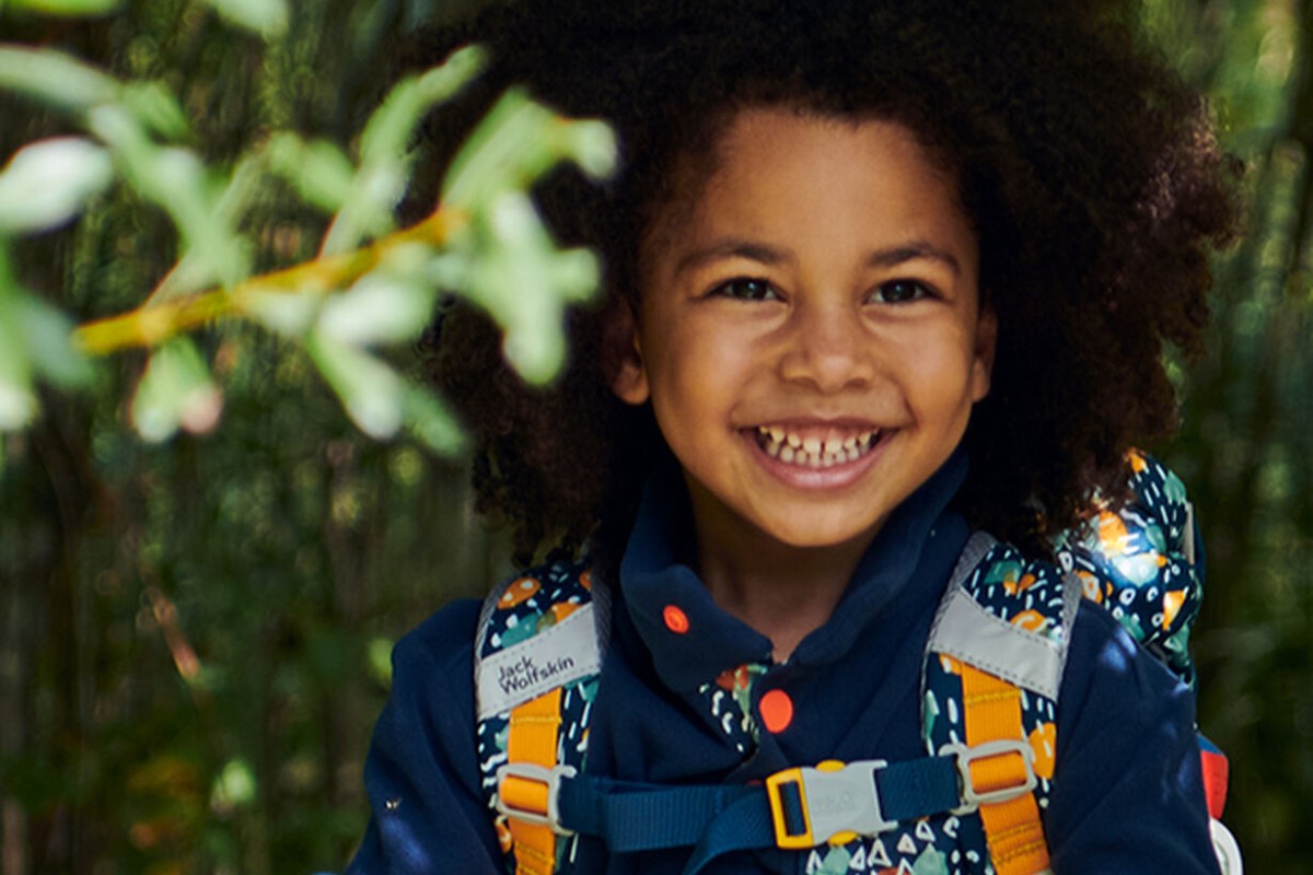 Männermodel trägt Schal von Zara