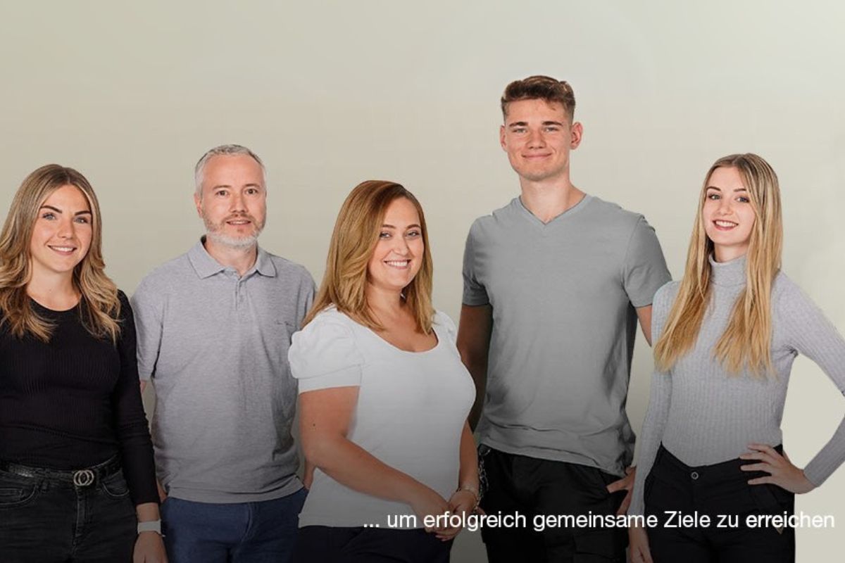 Mitarbeiter von Dräxlmaier in der Produktionshalle