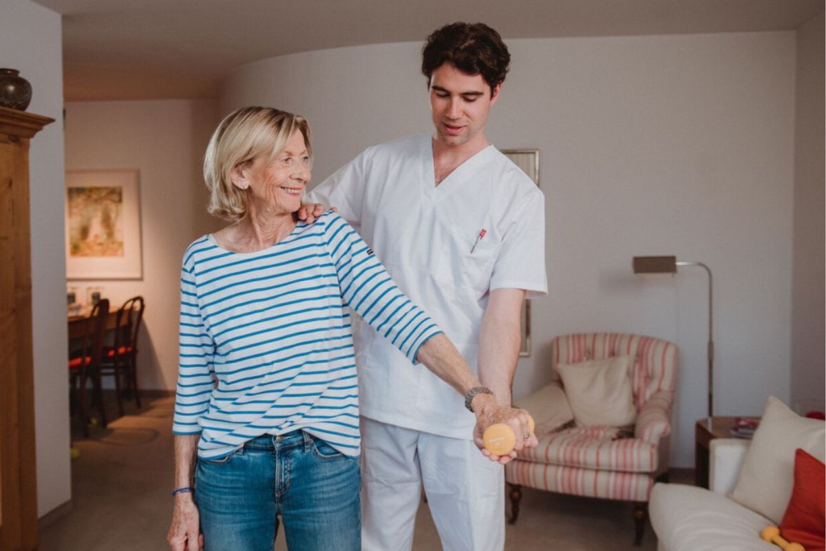 Mitarbeiter von Dräxlmaier in der Produktionshalle