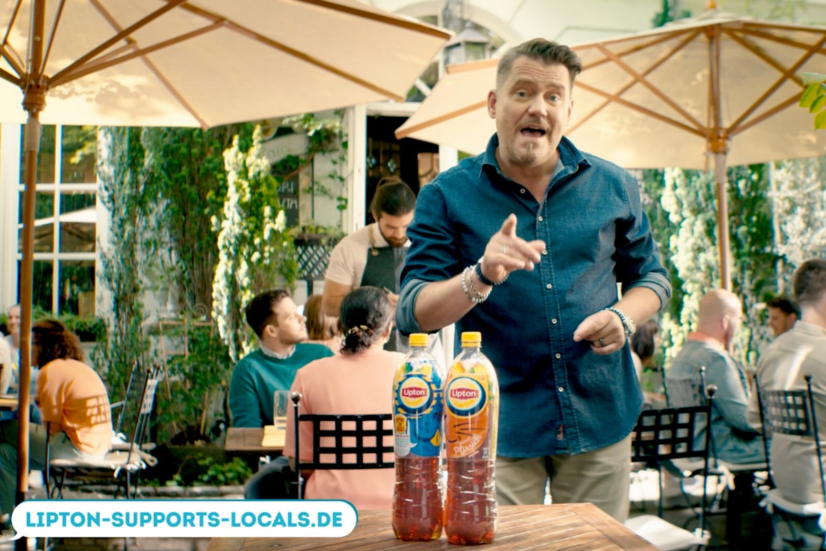 Männermodel trägt Schal von Zara