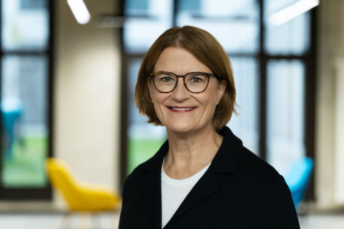 Mitarbeiter von Dräxlmaier in der Produktionshalle