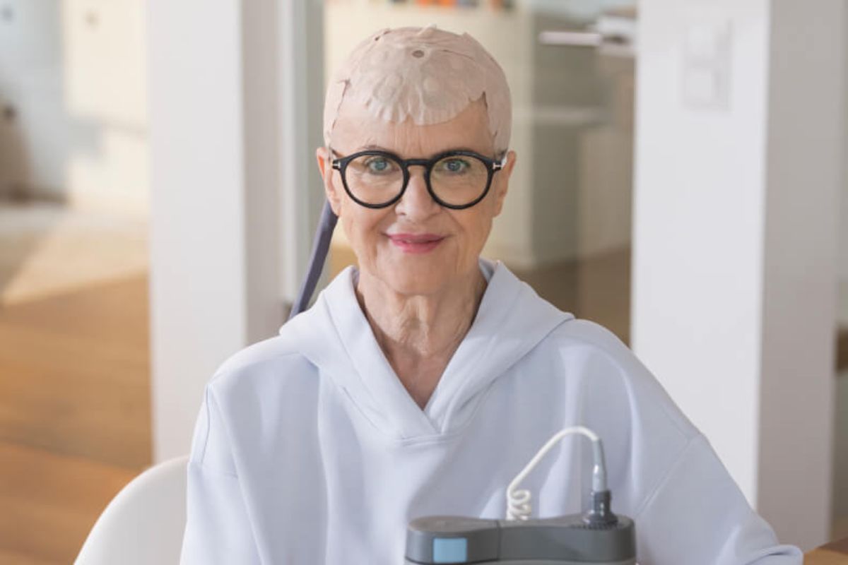 Mitarbeiter von Dräxlmaier in der Produktionshalle