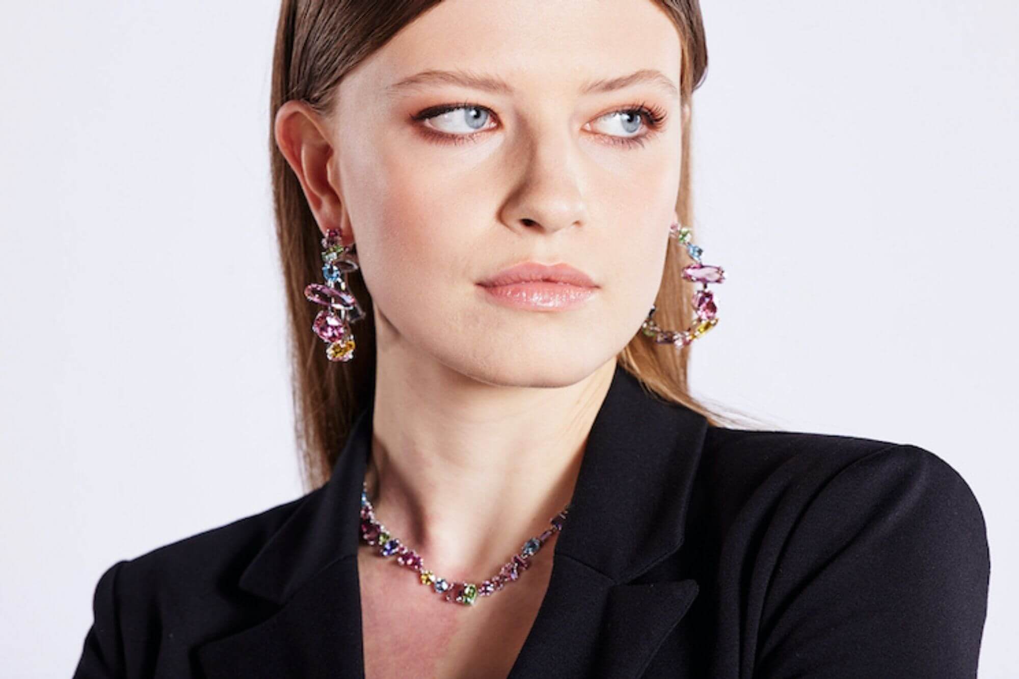 Frau trägt Schmuck von Swarowski