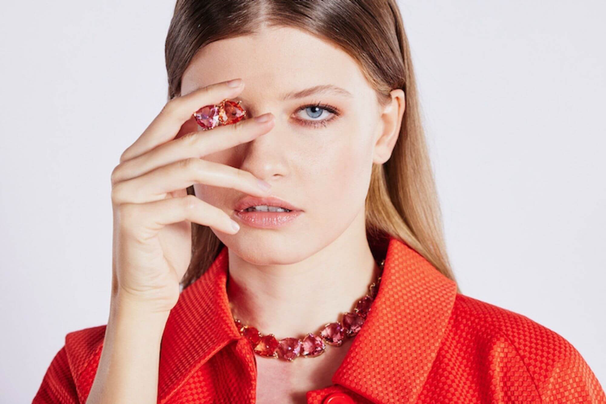 Frau trägt Schmuck von Swarowski