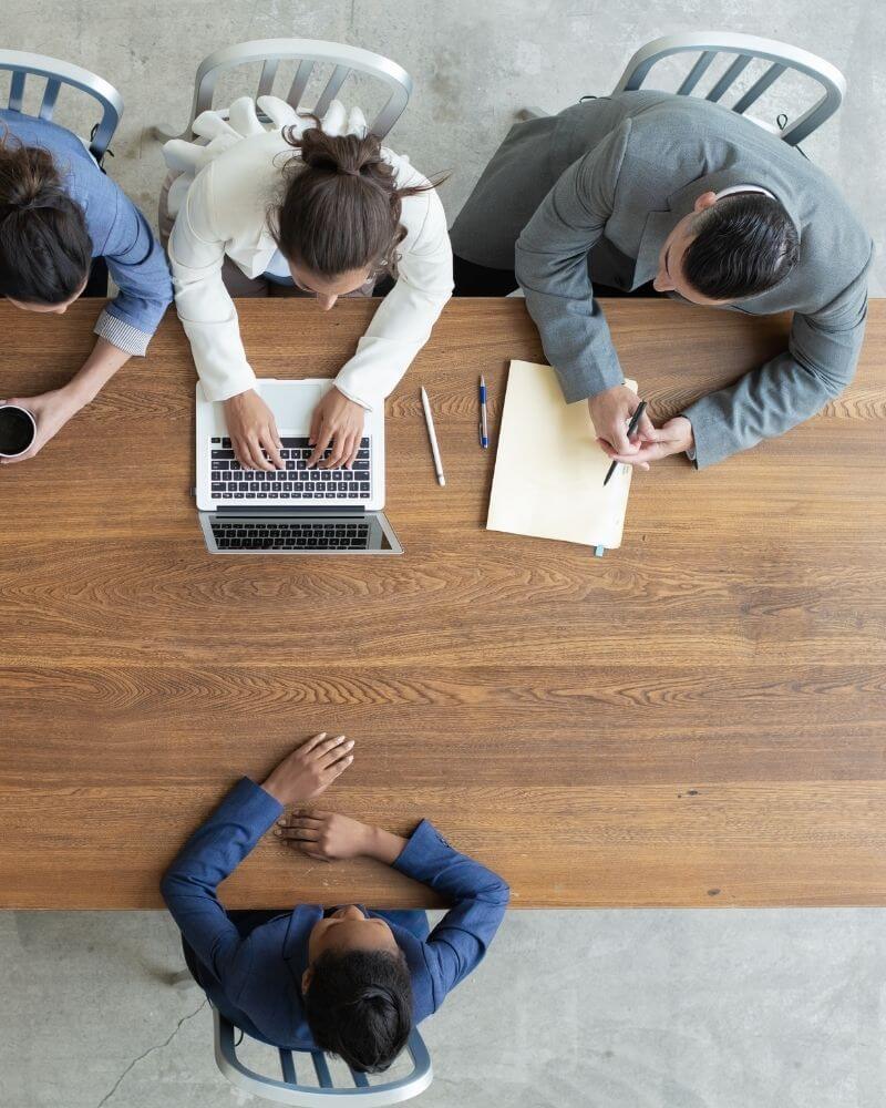 Gruppenarbeit am Schreibtisch