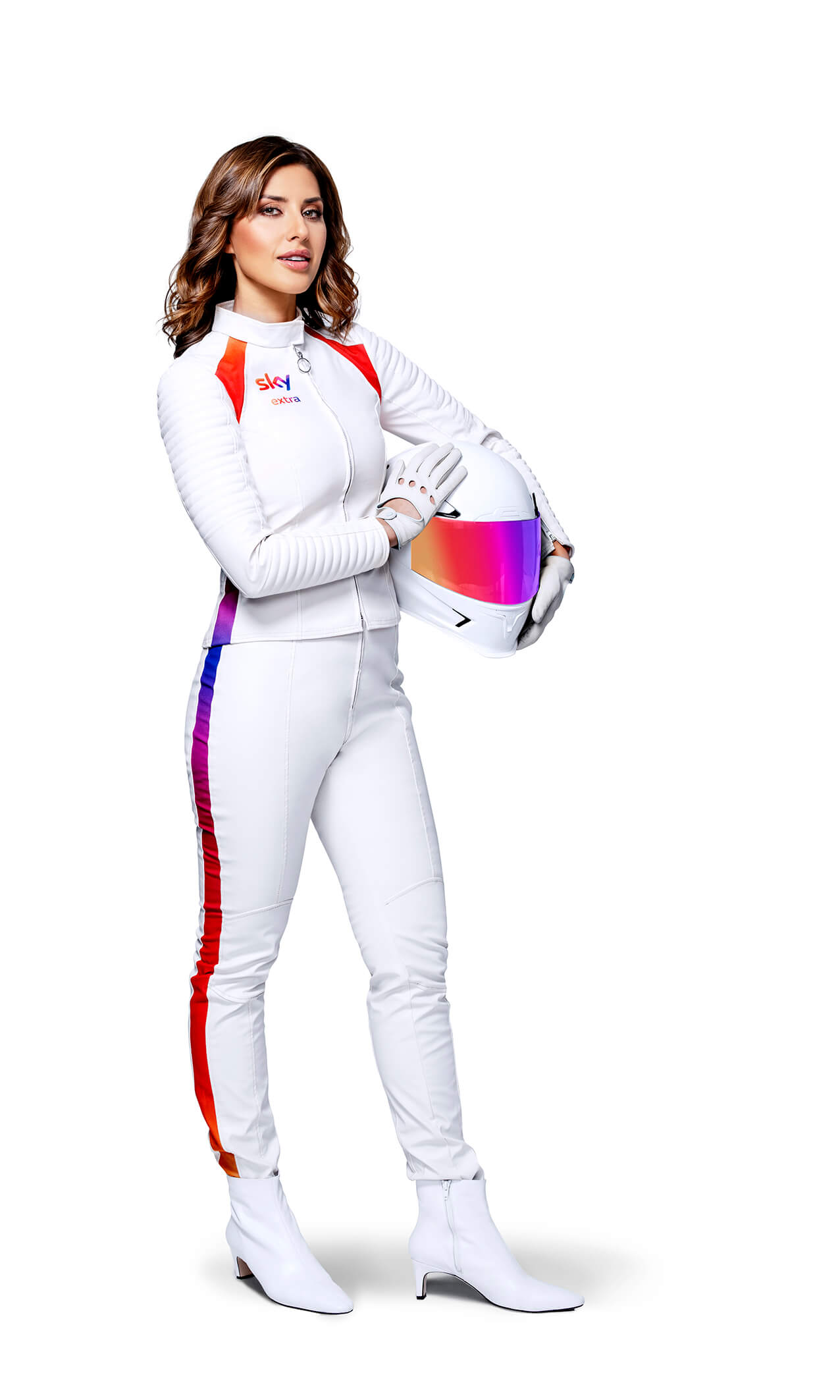 Jana Azizi trägt weißen Lederanzug und hält einen Motorradhelm unter ihrem Arm. Werbung für Sky Deutschland, Haarstyling und Make-up von Julia Ebert Hair & Make-up Artist München