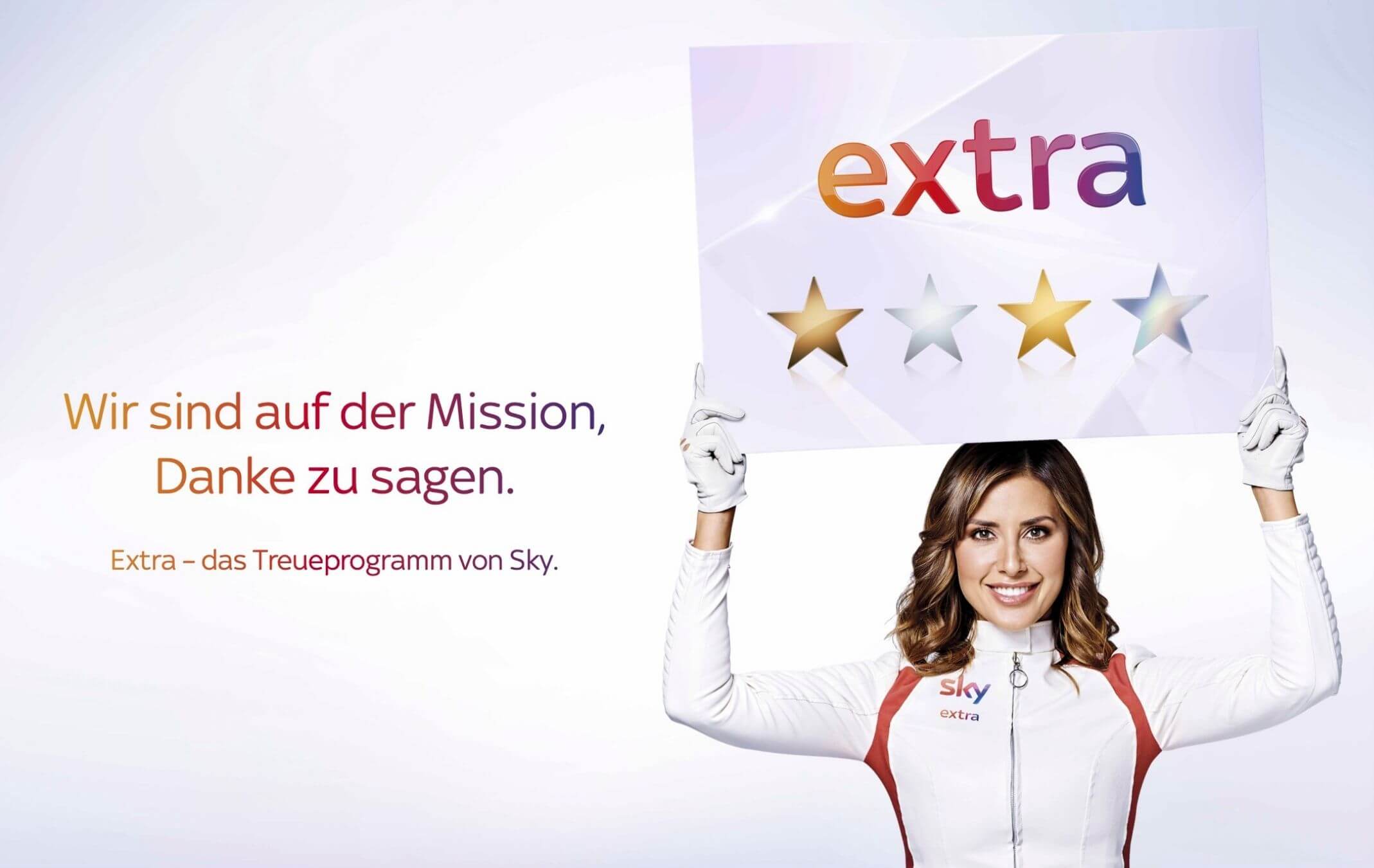 Jana Azizi hält Schild nach oben als Werbung für das Treueprogramm von Sky Deutschland.