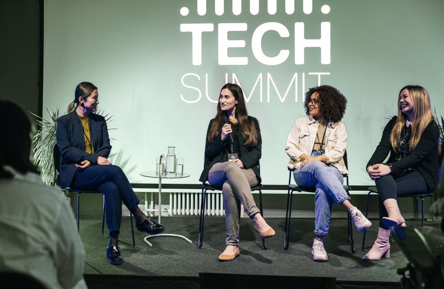 Panel Talk auf einer Bühne mit vier Frauen