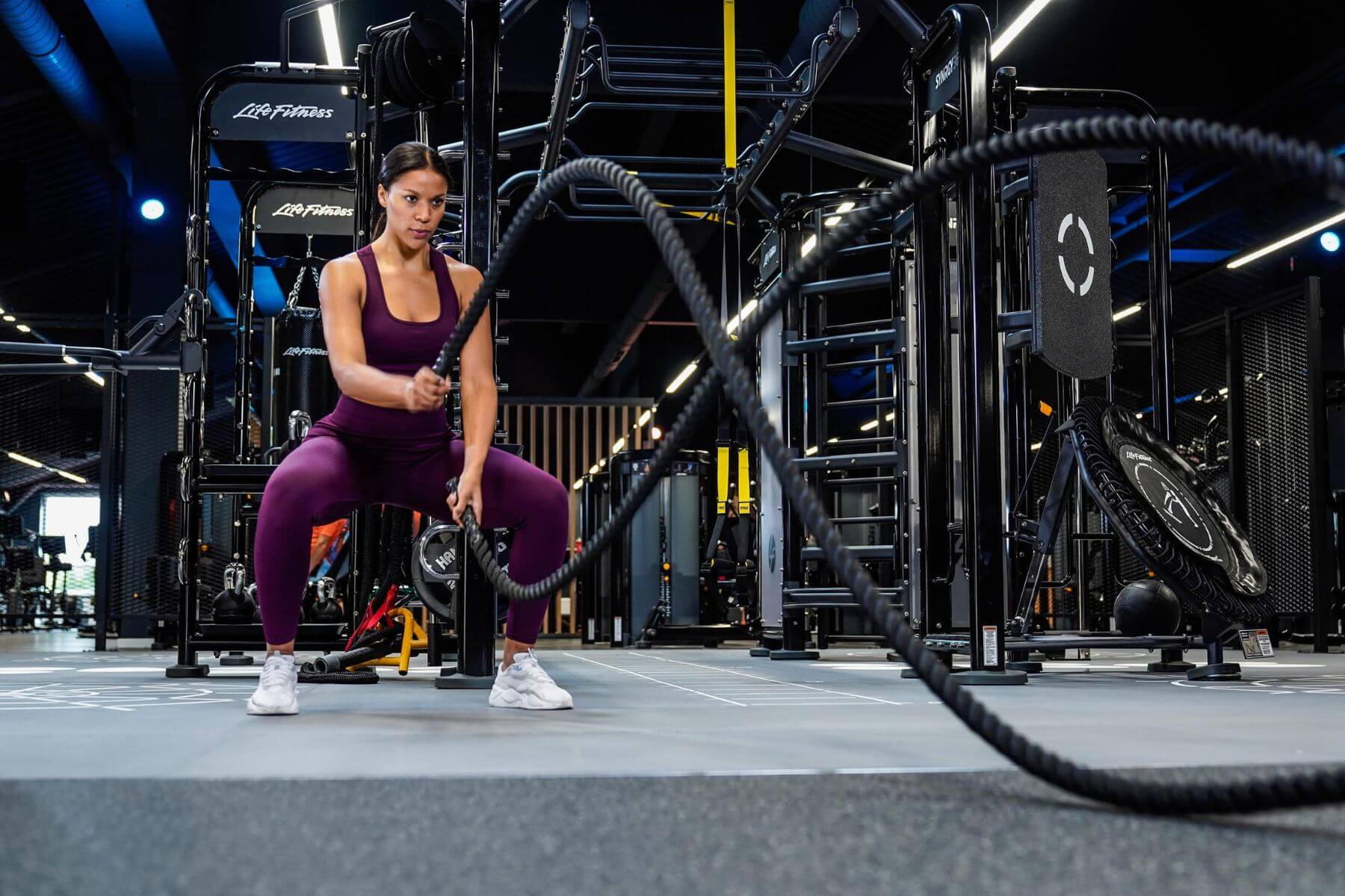 Clever Fit Fotoshooting, Kundin trainiert an Gerät, Visagistin Julia Ebert aus München.