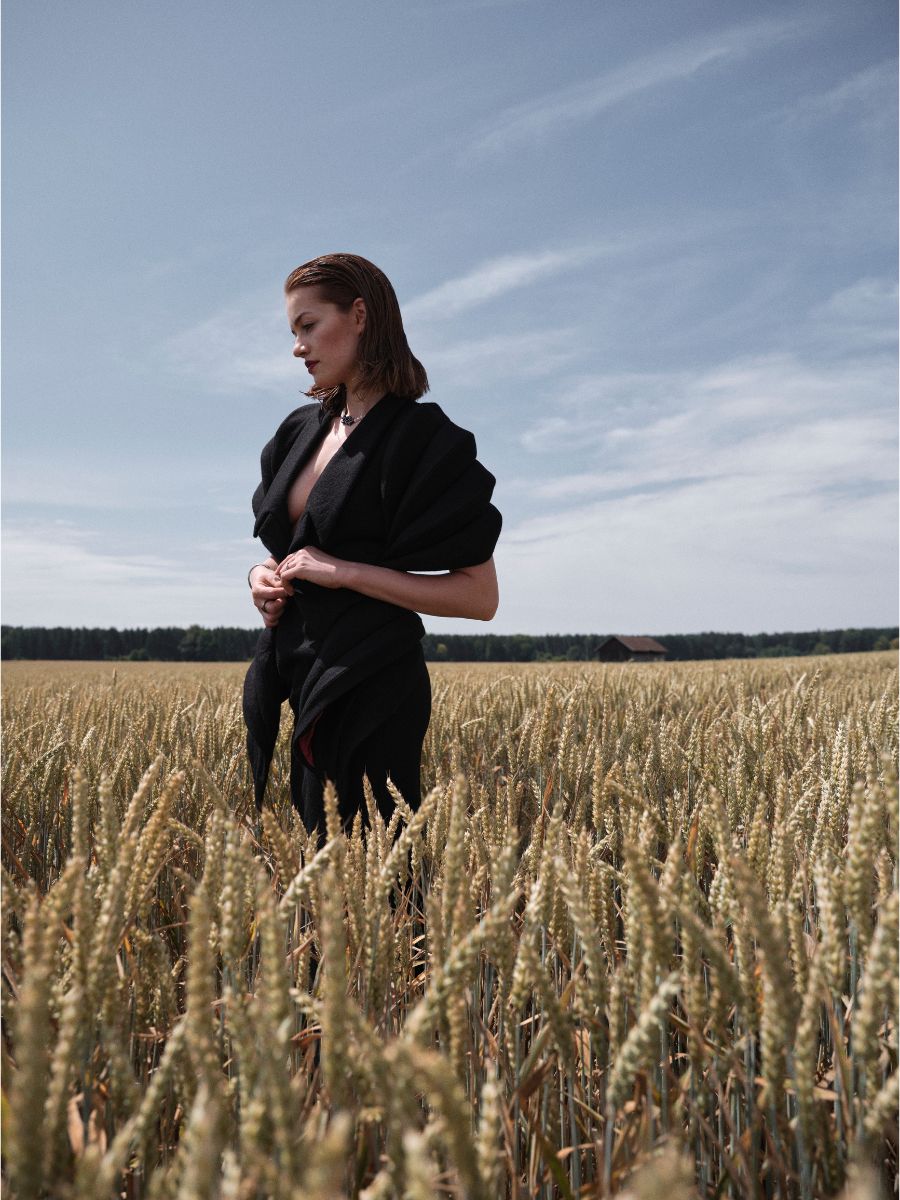 Halbnahaufnahme: Frau in schwarzem Kleid im Kornfeld – professionelles Hair & Make-up