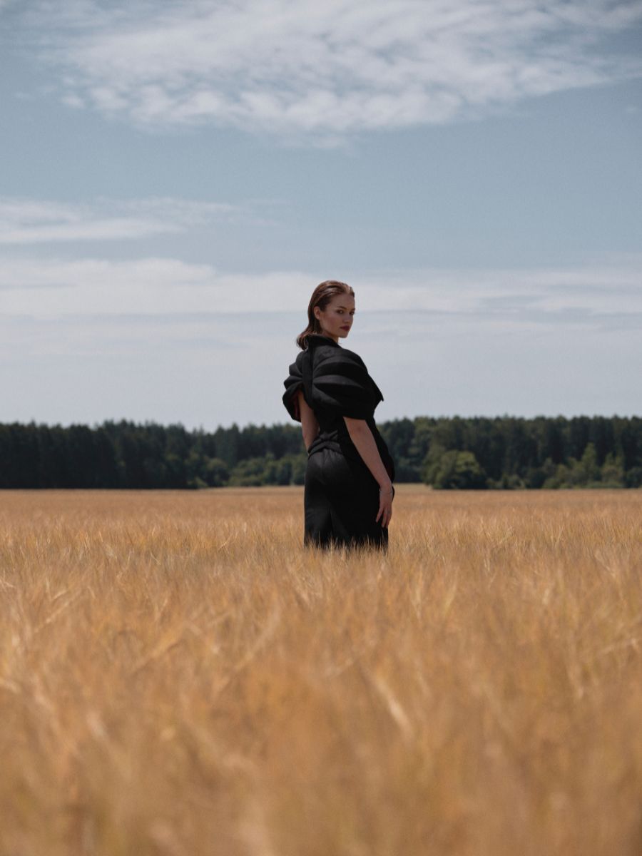 Frau im Kornfeld blickt in die Ferne – Fashion Styling und Make-up von Julia Ebert