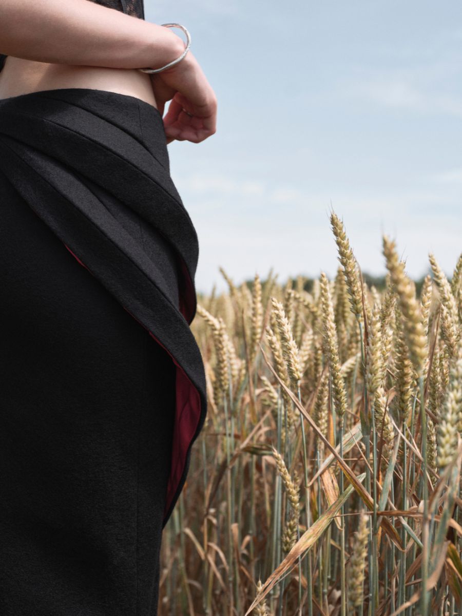 Detailaufnahme: Schwarzes Kleid vor goldenen Ähren – Fashion Editorial Styling