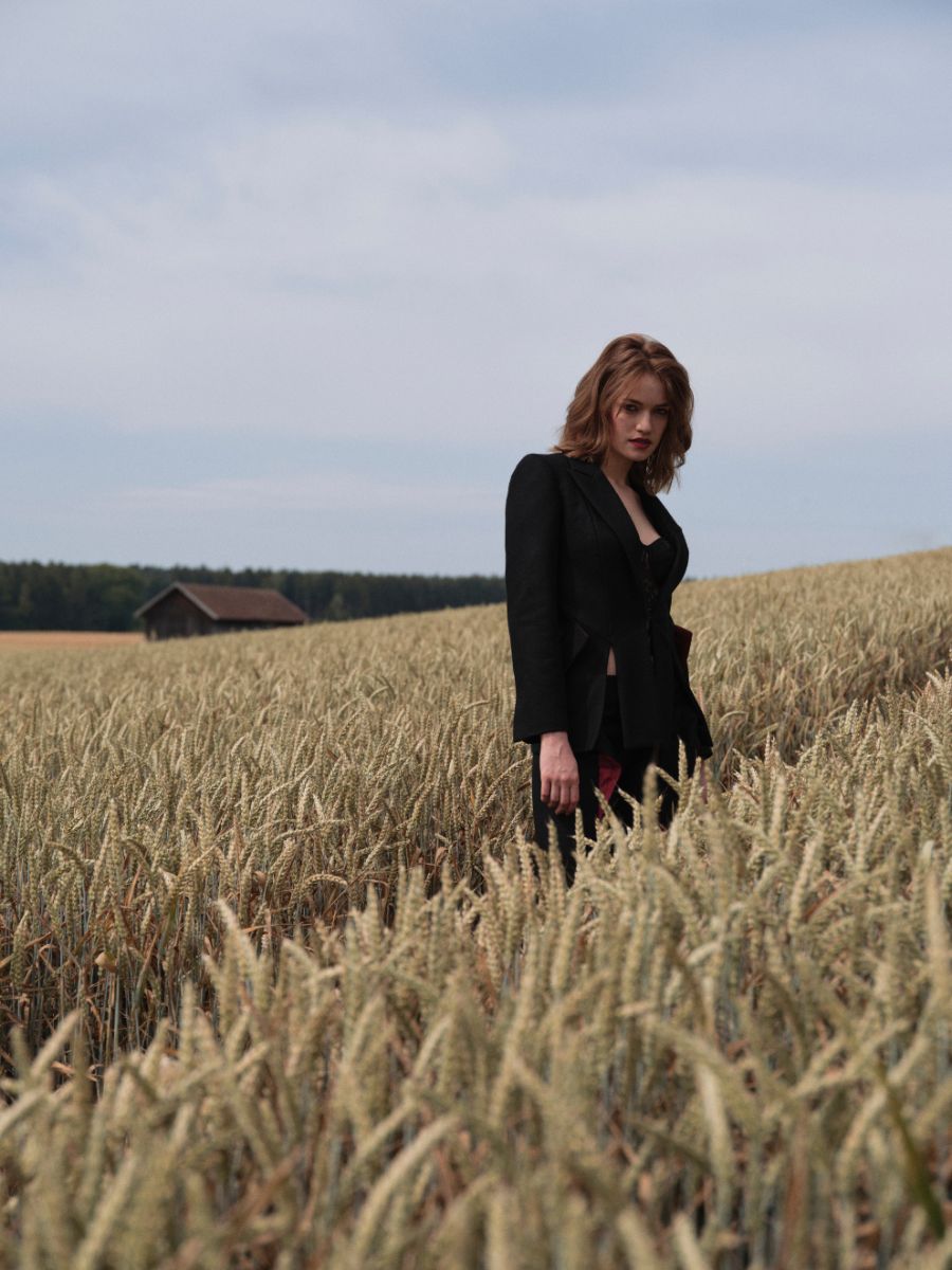 Porträt einer Frau im schwarzen Blazer zwischen Ähren – professionelles Hair & Make-up Styling