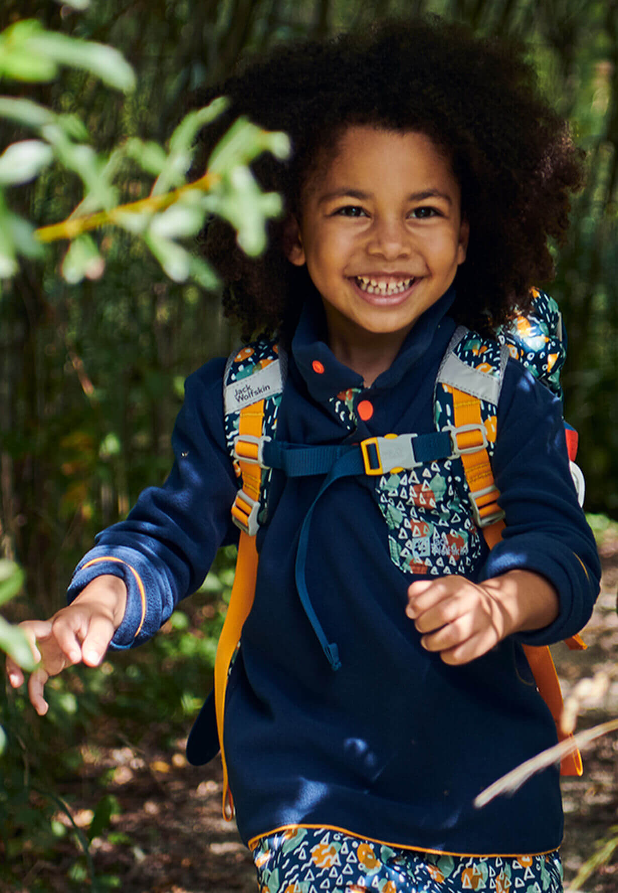 Outdoor-Motiv kleiner Junge spaziert im Wald, Make-up Styling von Julia Ebert