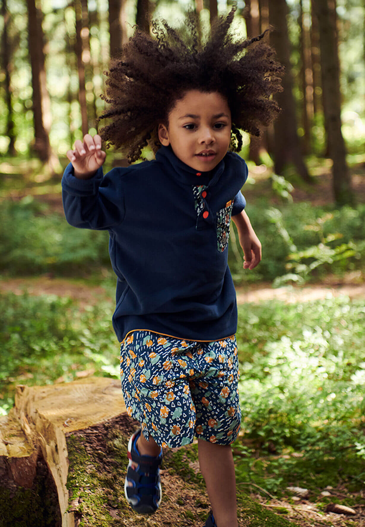 Kinderkampagne – Kind läuft durch den Wald. Make-up Artist Julia Ebert am Set