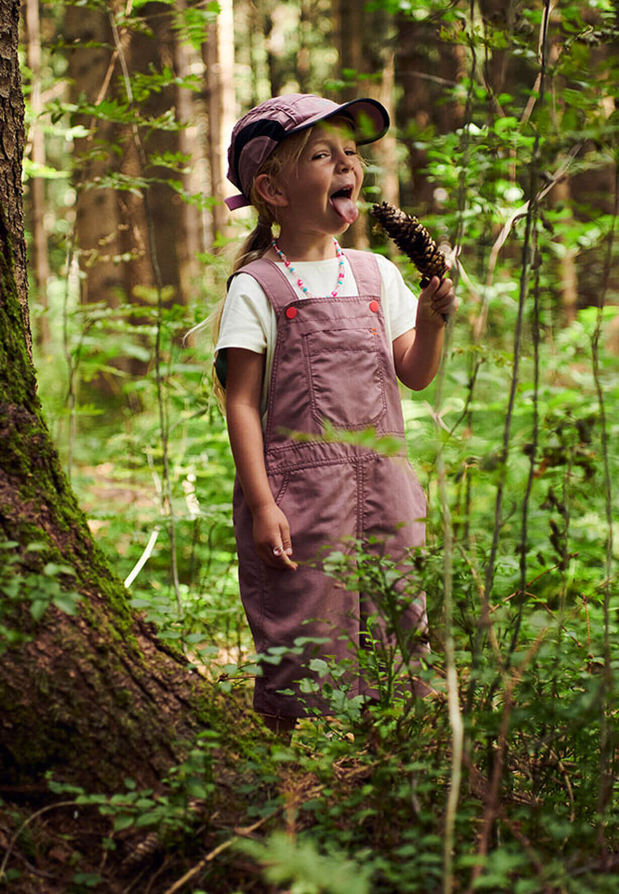 Kinder Kampagne – kleines Mädchen im Wald mit Eis. Hair & Make-up Styling von Julia Ebert