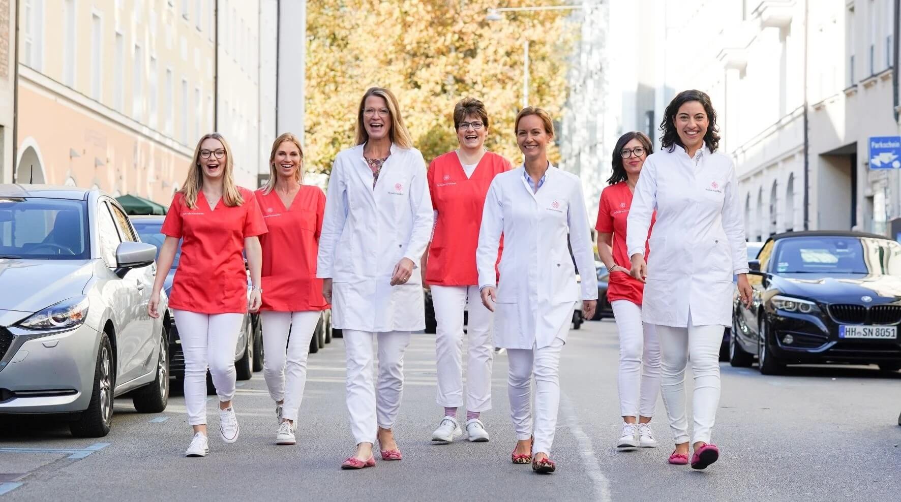 Praxisteam der Kinderwunschärztin vor dem Klinikgelände – Hair & Make-up Styling von Julia Ebert für Corporate-Shooting.