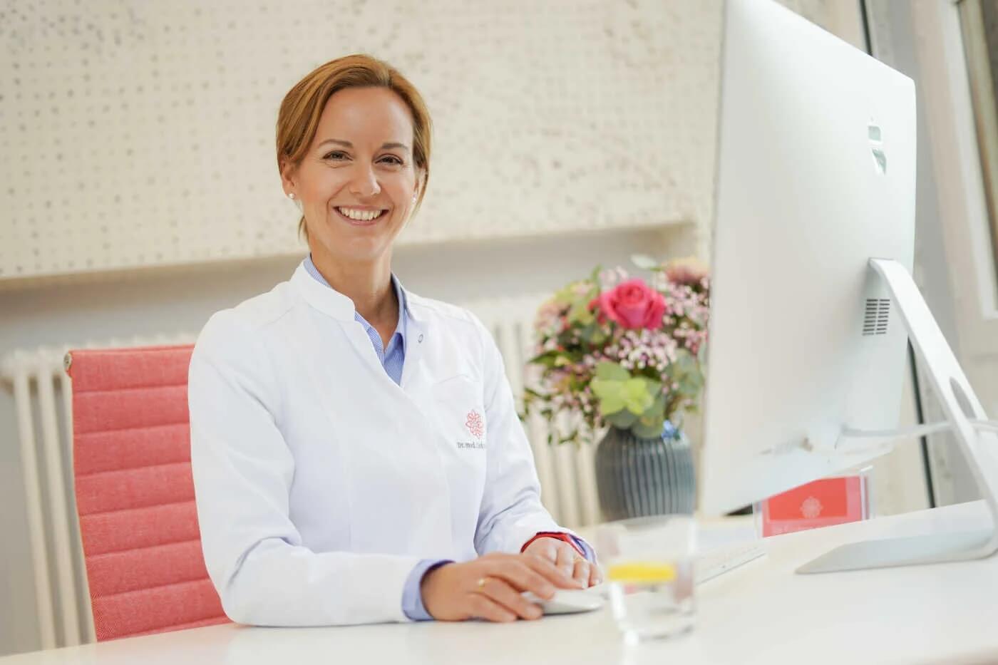 Porträtaufnahme einer Ärztin bei Kinderwunschärztin – Hair & Make-up Styling von Julia Ebert, München.