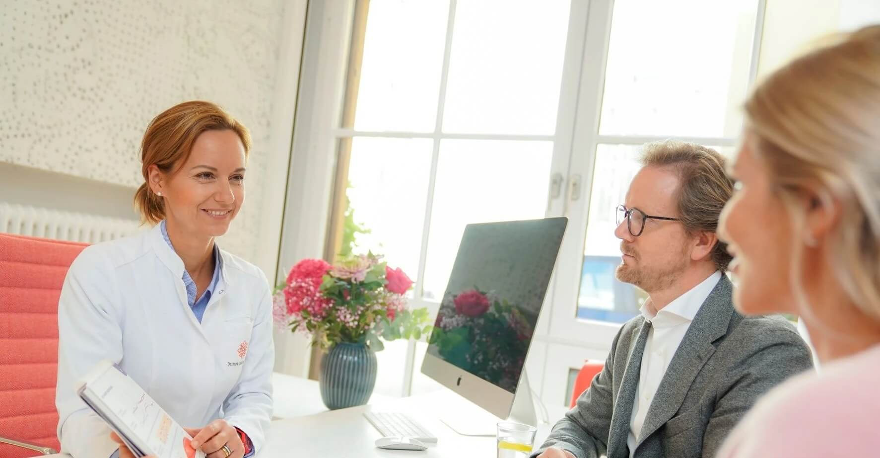 Ärztin im Gespräch mit Patienten bei Kinderwunschärztin – Hair & Make-up Styling von Julia Ebert für Praxisshooting.