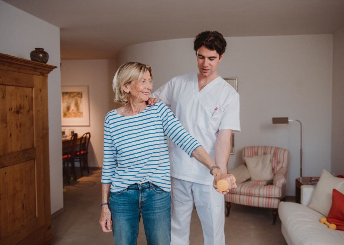 Therapieszene für LINDERA Kampagne – Hair & Make-up Styling von Julia Ebert für HealthTech-Video.