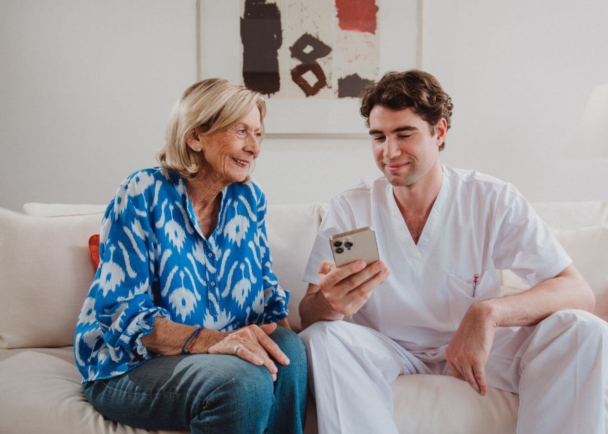 Gesprächsszene zwischen Nutzerin und Fachpersonal – Hair & Make-up Styling von Julia Ebert für LINDERA Kampagne.