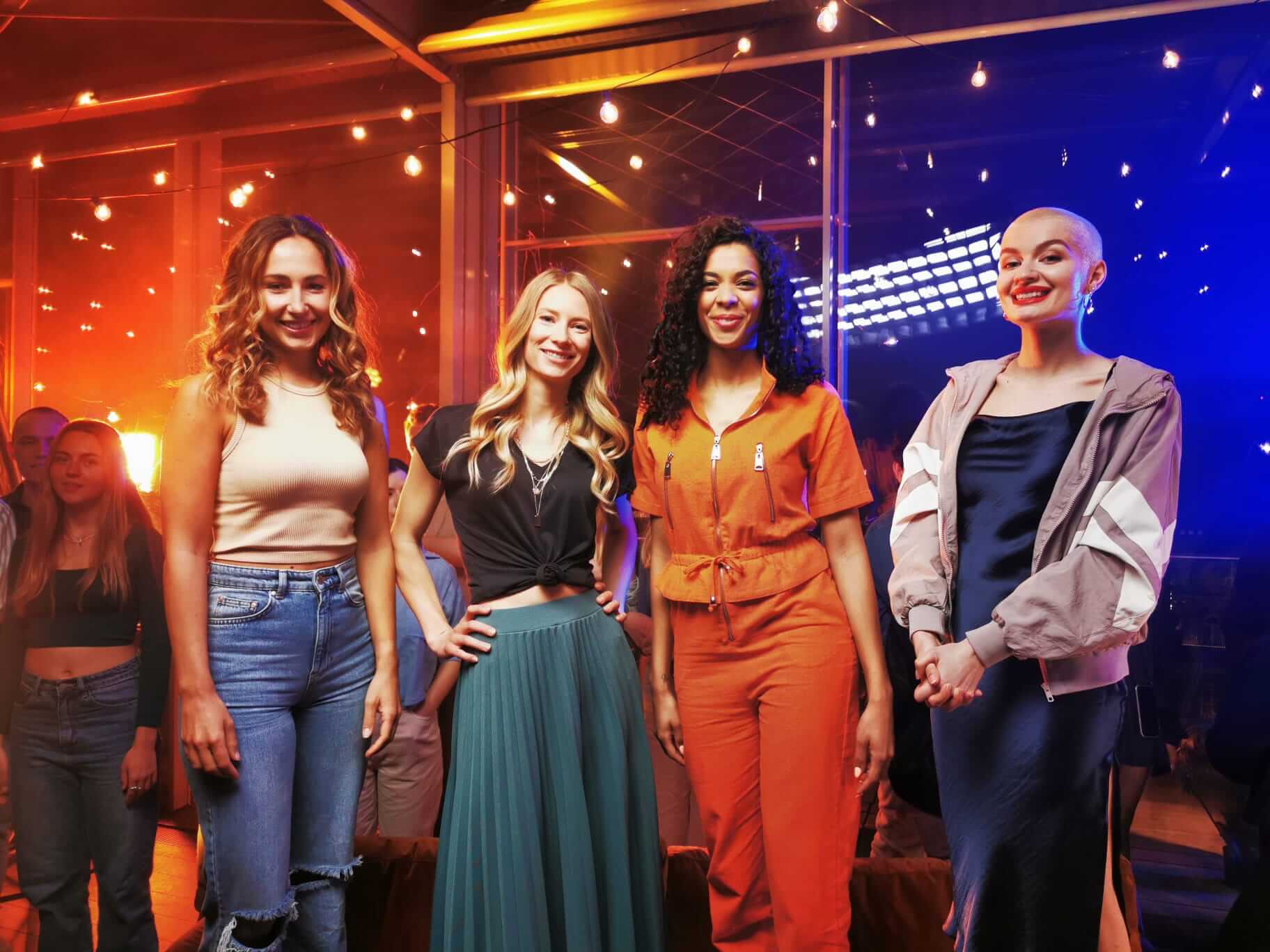 Vier Darstellerinnen des M-net Werbespots und der Plakatkampagne mit professionellem Hair & Make-up Styling von Julia Ebert, München.