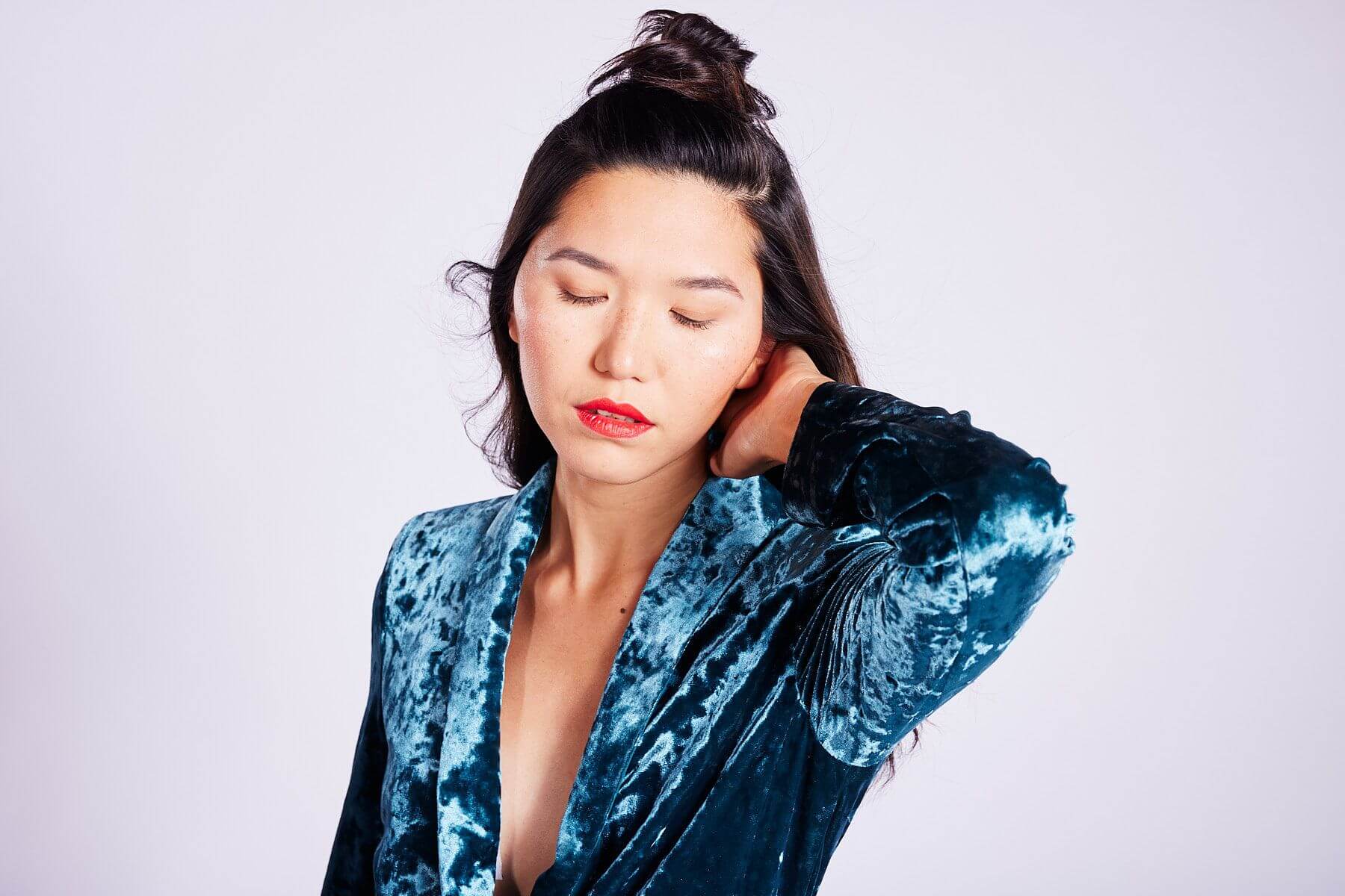 Studioaufnahme für Patrizia Pepe Kampagne – eleganter, moderner Look mit Hair & Make-up von Julia Ebert.