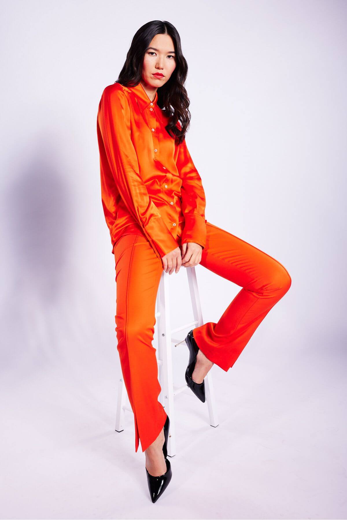 Model im Studio trägt Mode von Patrizia Pepe – professionelles Hair & Make-up Styling für Editorial-Produktion.