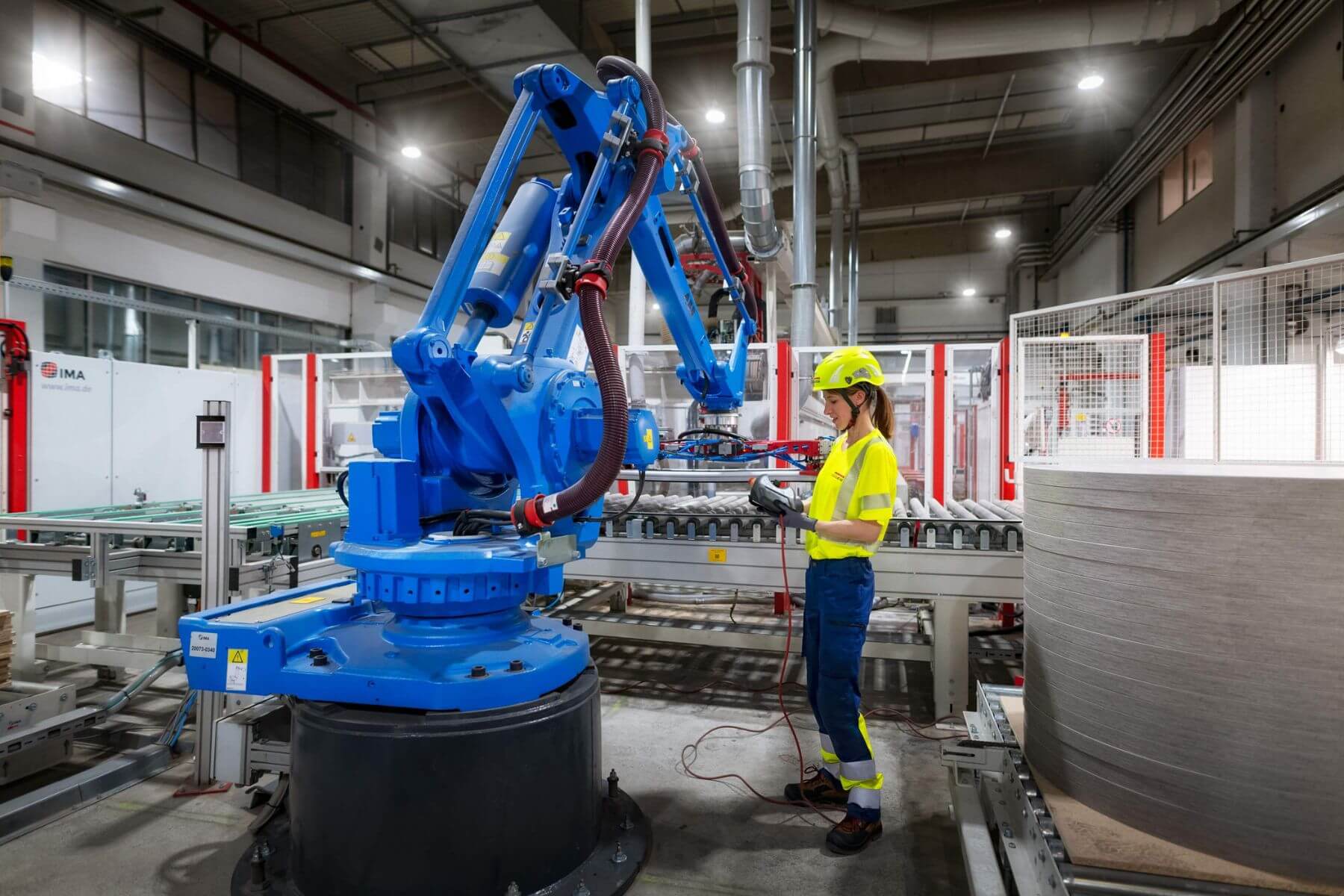 Produktionshalle mit Industrieroboter bei Egger – Hair & Make-up Styling von Julia Ebert für Corporate-Fotos.