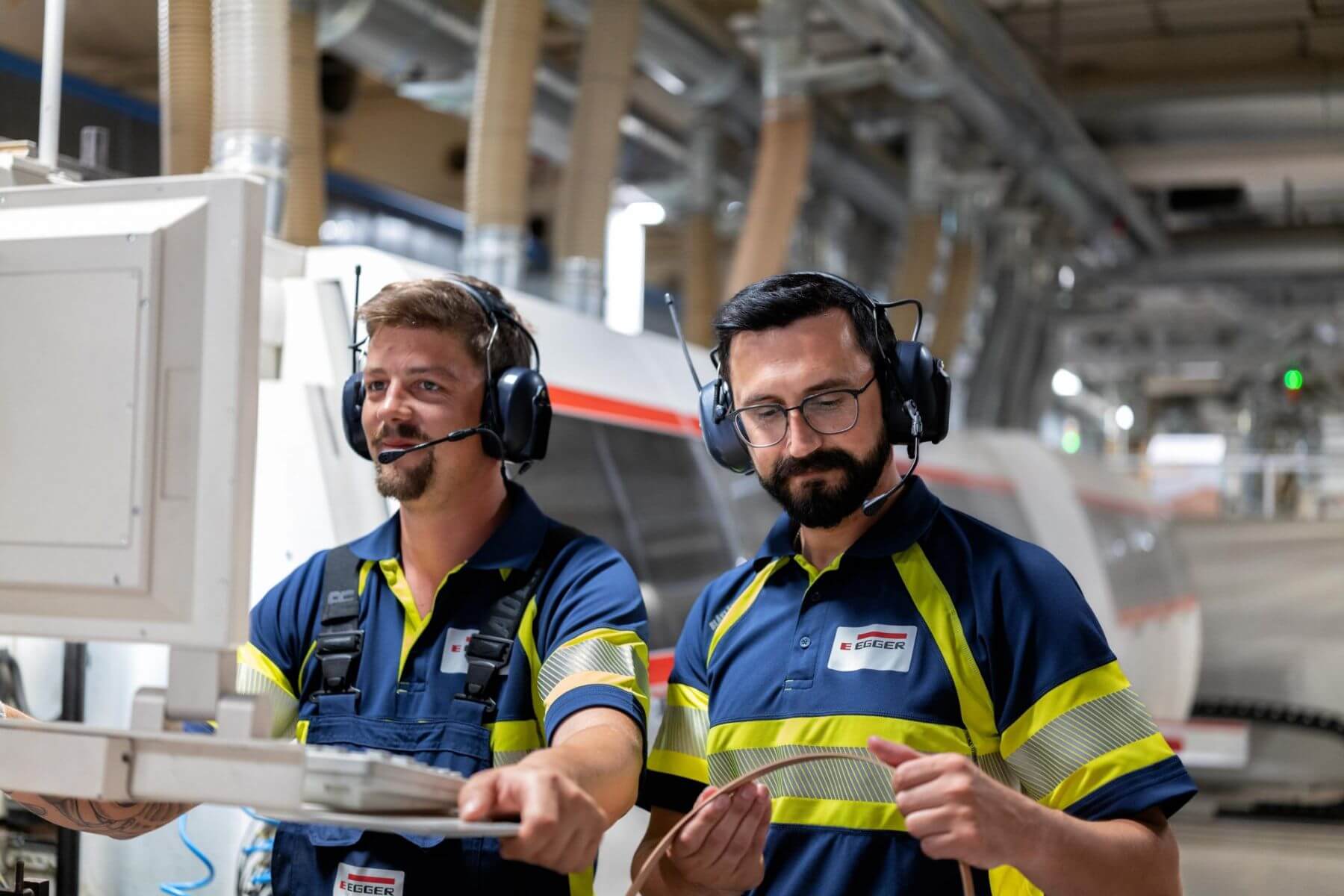 Produktionsmitarbeiter bei Egger – Hair & Make-up von Julia Ebert, Visagistin für Corporate-Shooting.