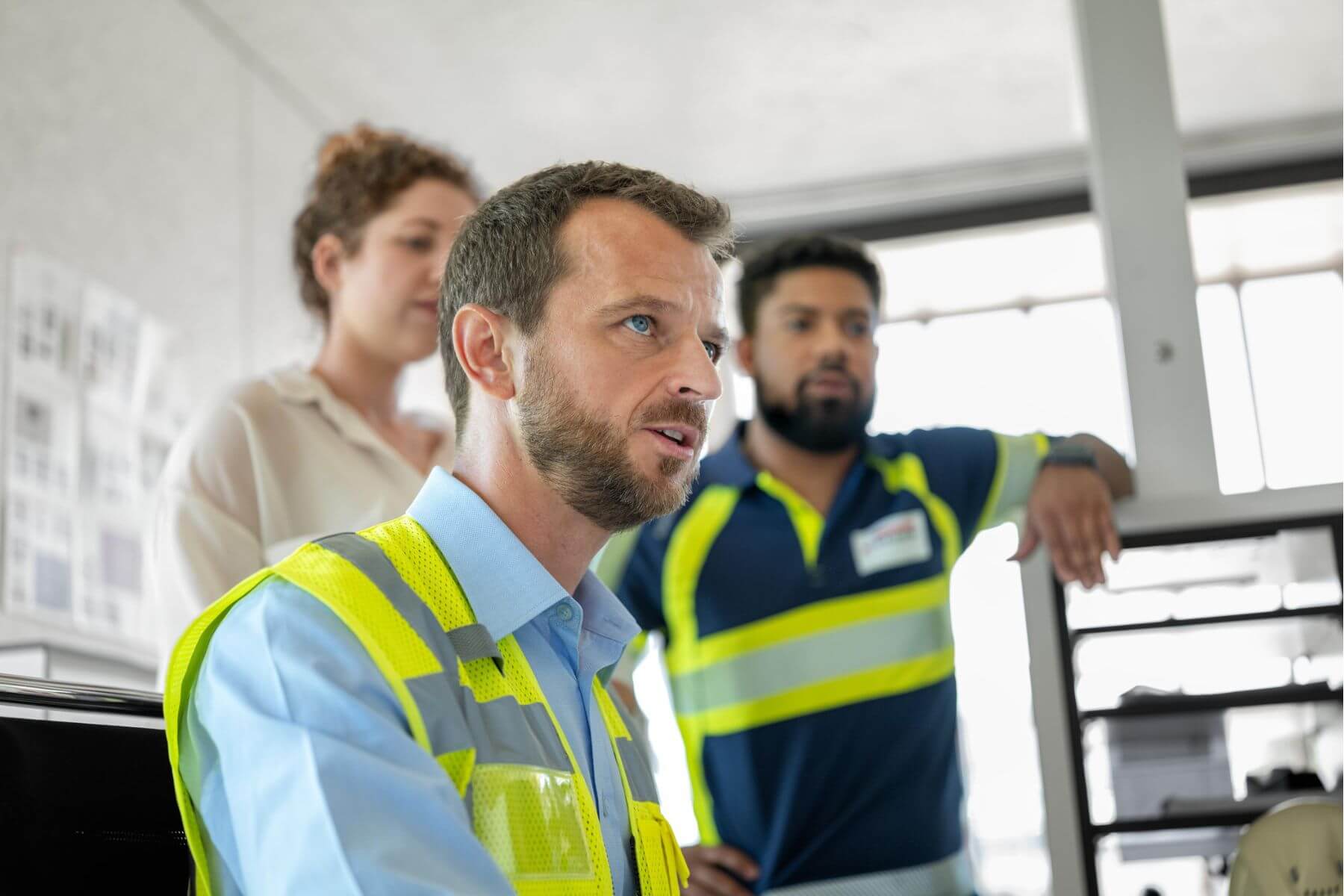 Führungskraft im Gespräch mit Mitarbeitenden bei Egger – Hair & Make-up Styling von Julia Ebert.