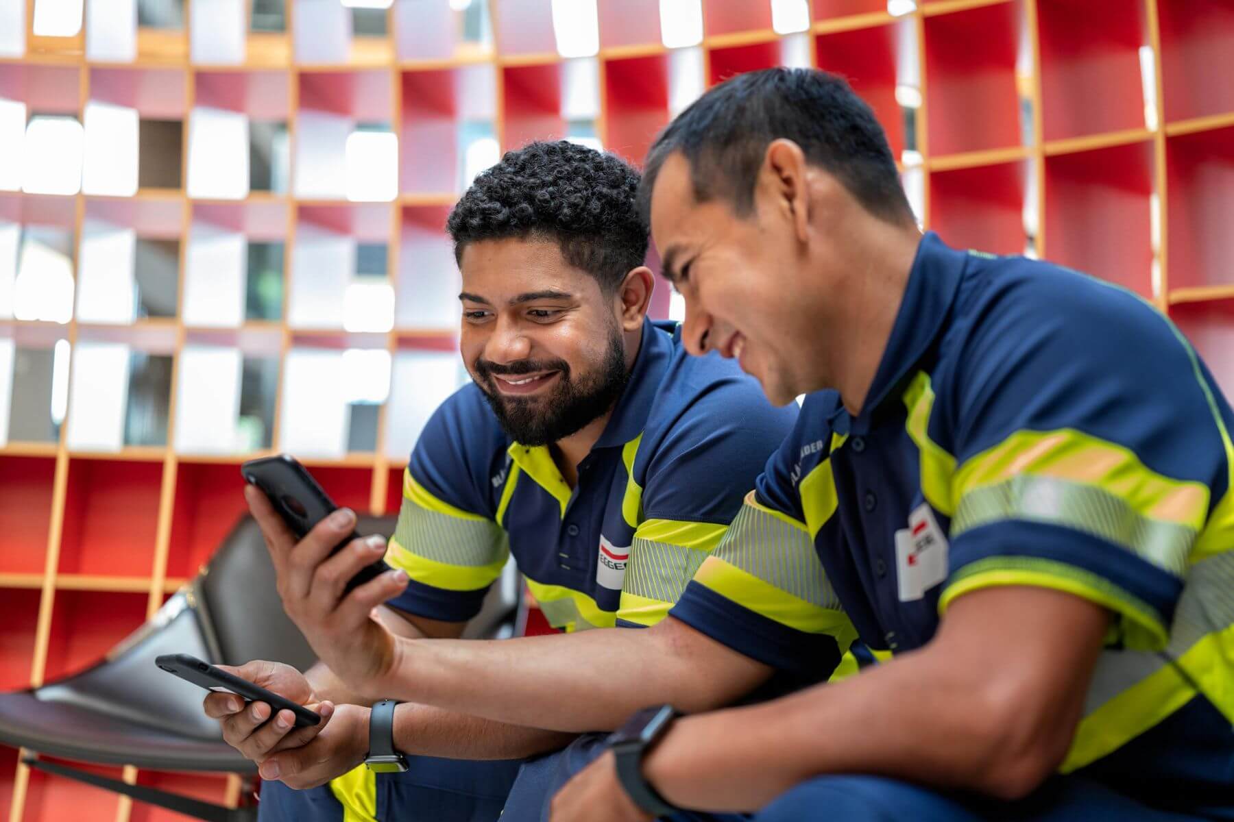 Produktionsmitarbeiter bei Egger – Hair & Make-up Styling von Julia Ebert für Corporate-Shooting.