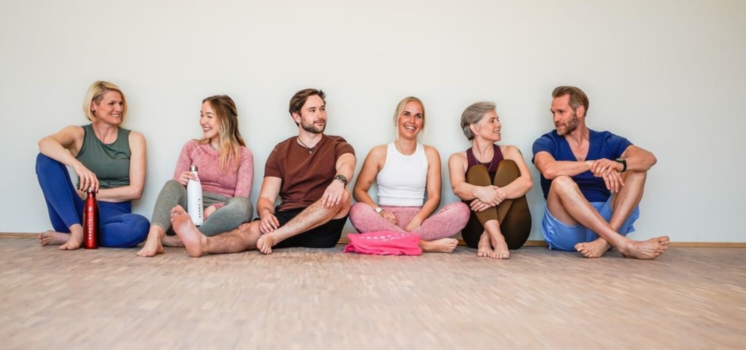 Trainingsgruppe im Kursraum von Hardys Fitness – natürliches Hair & Make-up Styling von Julia Ebert.