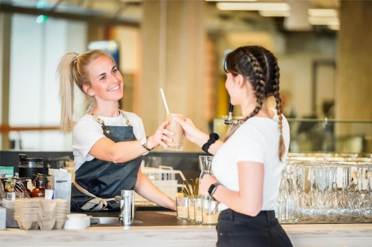 Bar-Szene im Hardys Fitnessstudio – Hair & Make-up Styling von Julia Ebert für Imagekampagne.