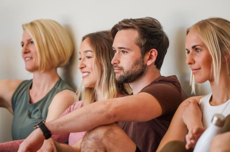 Trainingsgruppe im Kursraum von Hardys Fitness – natürliches Hair & Make-up Styling von Julia Ebert.