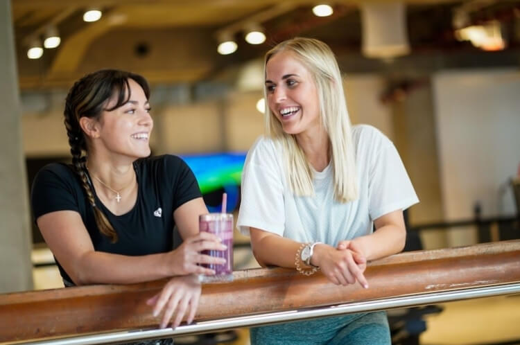 Mitglieder im Gespräch im Hardys Fitnessstudio – professionelles Hair & Make-up Styling von Julia Ebert.