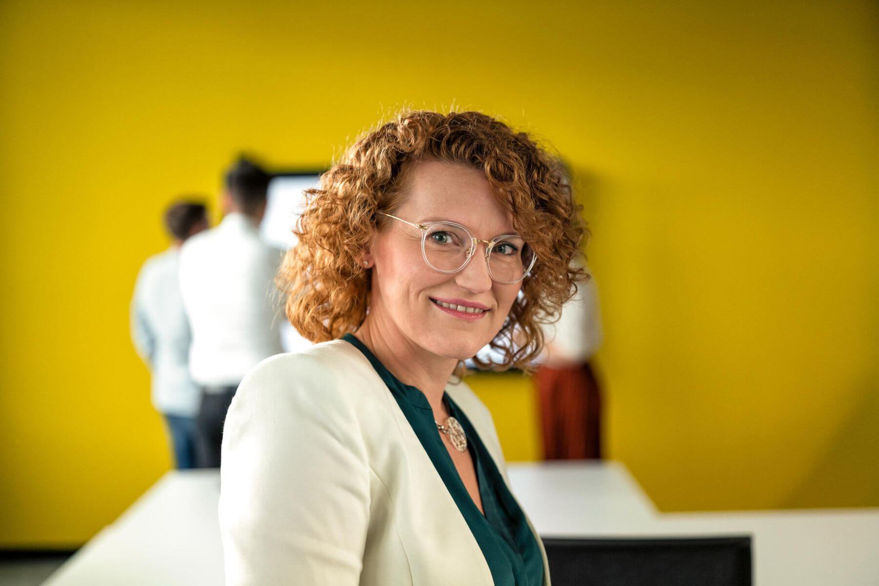 Mitarbeiterportrait bei MSD – Hair & Make-up Styling von Julia Ebert für Corporate-Shooting.