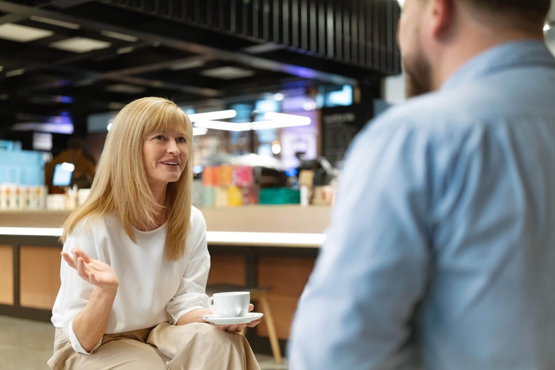 Corporate-Shooting bei MSD – Mitarbeitende in Gesprächssituation, Hair & Make-up von Julia Ebert