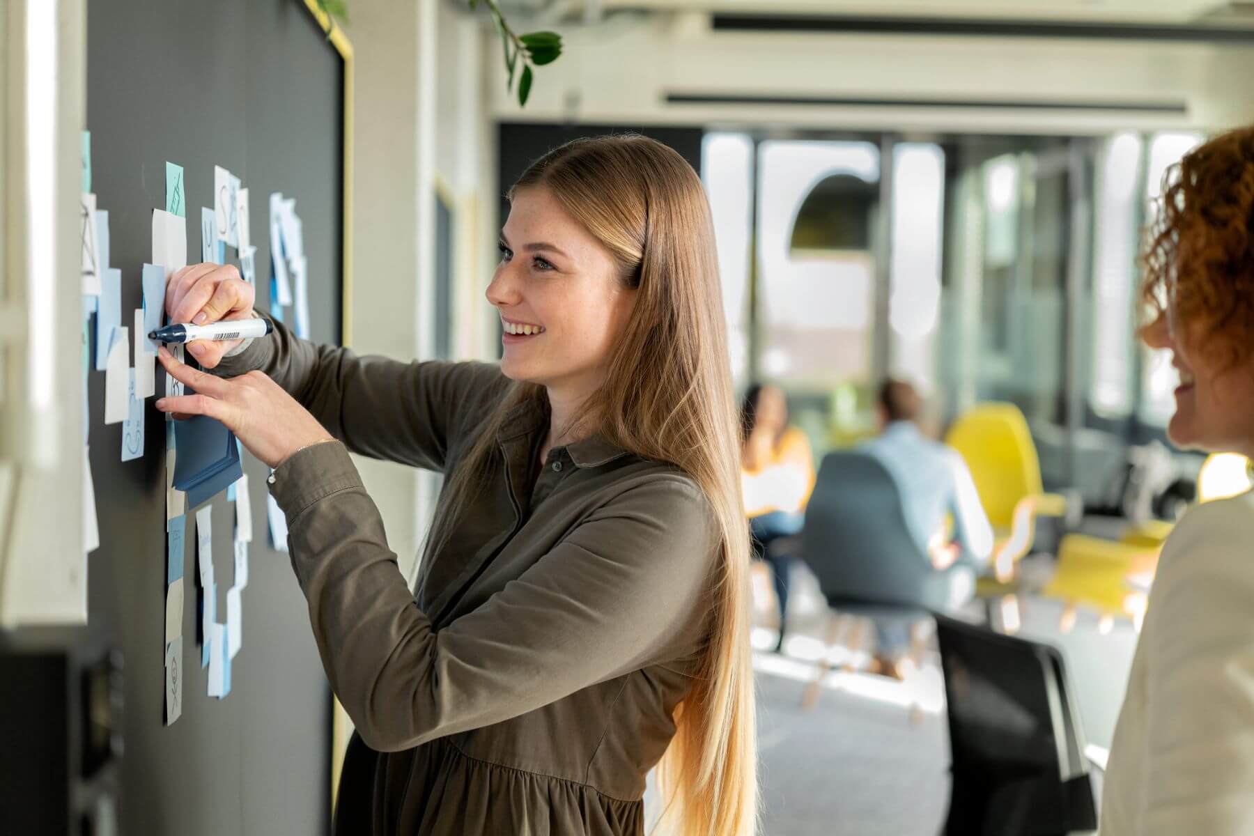 Teamarbeit bei MSD – professionelles Hair & Make-up Styling von Julia Ebert für Corporate-Fotoshooting.