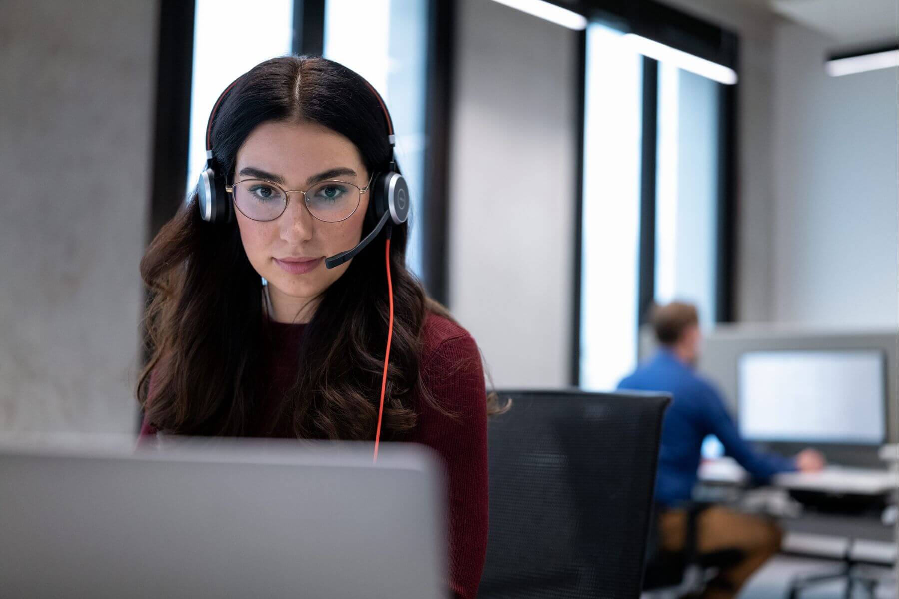 Arbeitsszene im MSD Büro – authentisches Hair & Make-up Styling von Julia Ebert für Unternehmenskommunikation.