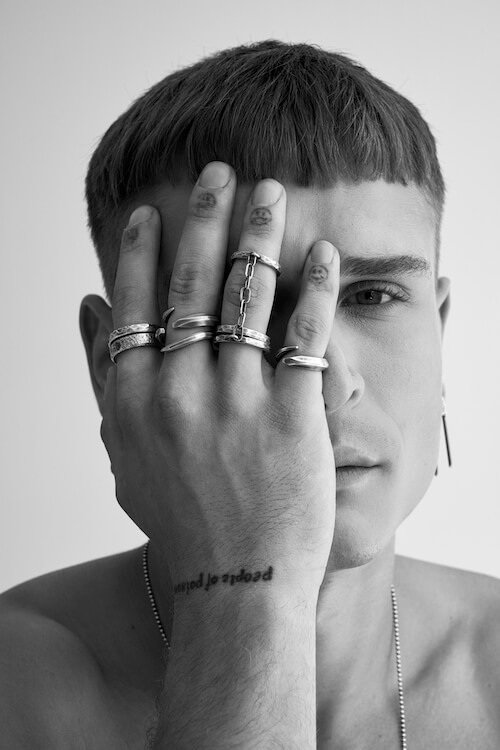 Fashion Editorial „Circle of Trauma“ – ästhetisches Schwarzweißporträt mit Hair & Make-up Styling von Julia Ebert.