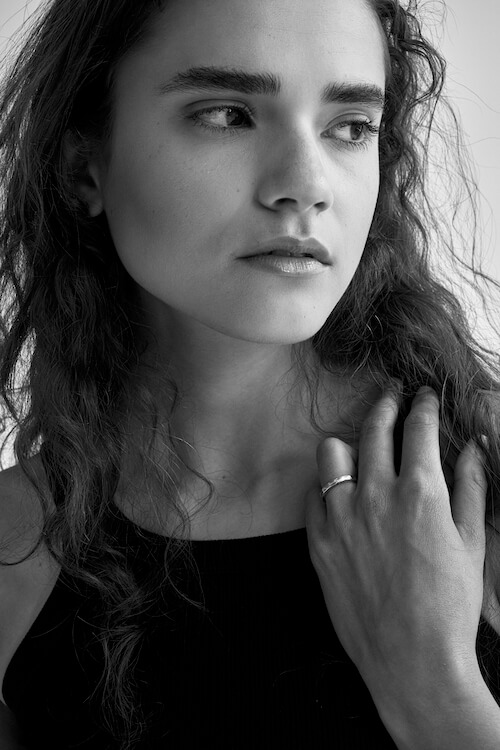 Nahaufnahme für Purman Schmuckkampagne „Circle of Trauma“ – Hair & Make-up von Julia Ebert.