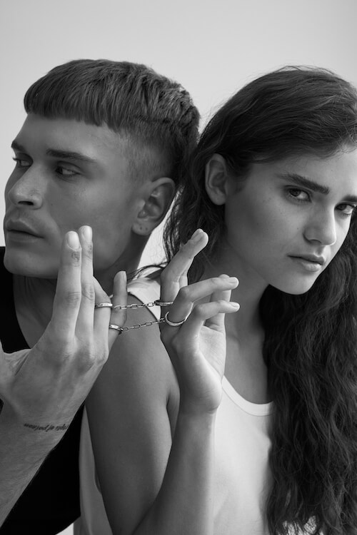 Purman Schmuck-Editorial „Circle of Trauma“ – Studioaufnahme mit Hair & Make-up von Julia Ebert.