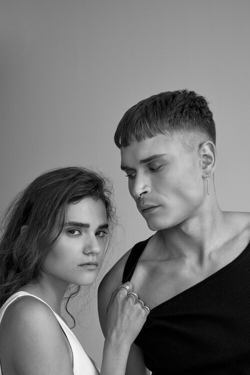 Model-Duo im Purman Editorial „Circle of Trauma“ – professionelles Hair & Make-up von Julia Ebert.