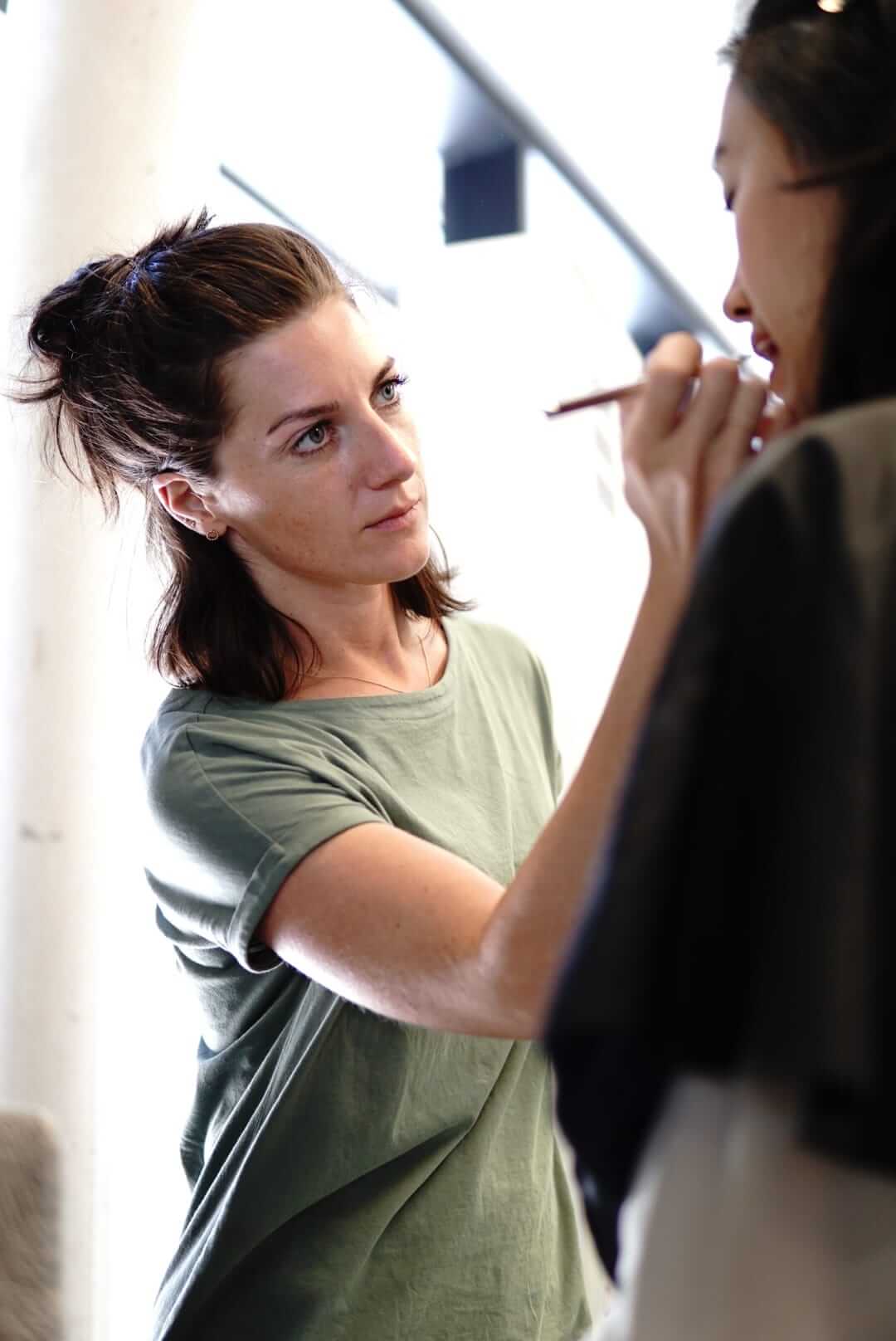 Julia Ebert Hair & Make-up Artist München bei der Arbeit