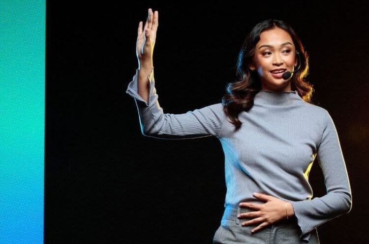 Moderatorin mit Headset auf einer Bühne