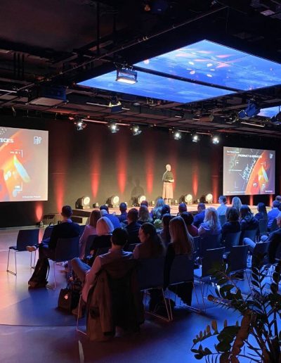 Moderatorin auf einer Bühne vor Publikum, Haare und Make-up von Visagistin Julia Ebert München